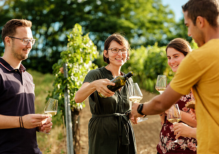 Monika Neustifter mit einer Gruppe im Weingarten.