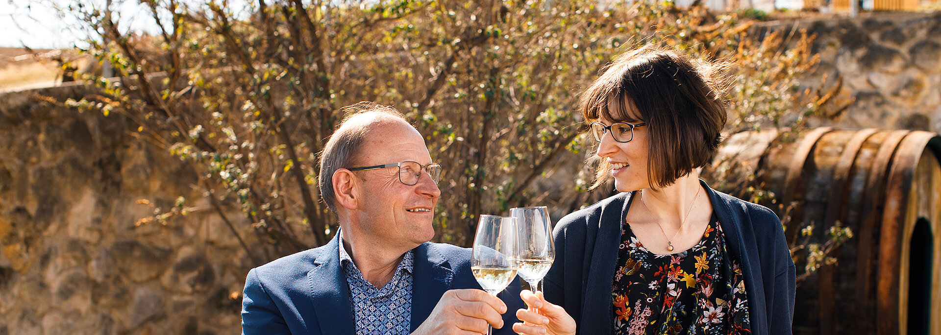 Karl und Monika Neustifter prosten sich mit einem Glas Wein zu.