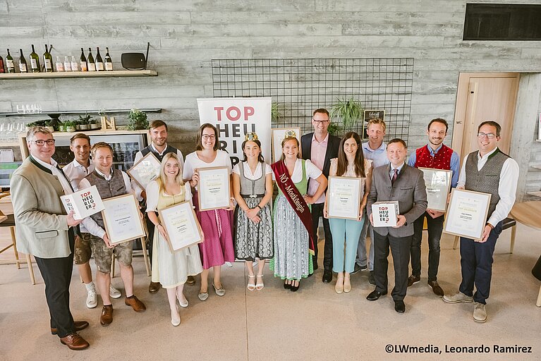 Kurier - die Besten in NÖ Sonderpreisverleihung 2024 (v. li. n. re.): NÖ Weinbaupräsident Reinhard Zöchmann, Christoph Simon, Michael Simon, Sophie Hromatka, Bernd Baumgartner, Anna Schwertführer, Weinkönigin Laura Hummel, Mostkönigin Elena Obergmeiner, Robert Nadler, Verena Zeitlberger, Josef Zeitlberger, Obmann des Landesverbandes für bäuerliche Direktvermarkter NÖ Johann Höfinger, Roman Neustifter, Stefan Müller.