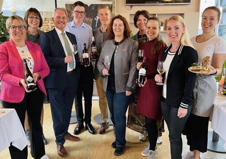 Poysdorfer Winzer beim Weintour Opening im Poysdorfer Eisenhuthaus (v. l.): Andrea Hirtl, Monika Neustifter, Karl Wilfing, Florian Matzka, Valentin Oppenauer, Gudrun Sperner-Habitzl, Barbara Schüller, Amelia Rieder, Sandra Schön-Schuckert und Madeleine Rieder.
