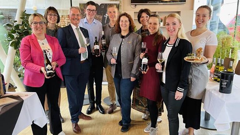 Poysdorfer Winzer beim Weintour Opening im Poysdorfer Eisenhuthaus. Poysdorfer Winzer beim Weintour Opening im Poysdorfer Eisenhuthaus (v. l.): Andrea Hirtl, Monika Neustifter, Karl Wilfing, Florian Matzka, Valentin Oppenauer, Gudrun Sperner-Habitzl, Barbara Schüller, Amelia Rieder, Sandra Schön-Schuckert und Madeleine Rieder.