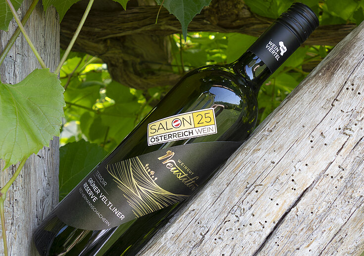 [Translate to Český:] Flasche vom Weinviertel DAC Reserve 2023 mit dem Salon-Etikett