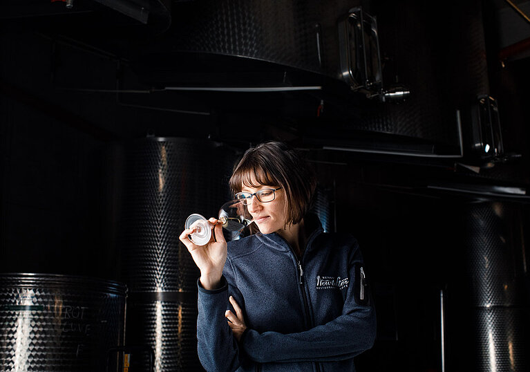 Monika Neustifter im Weinkeller