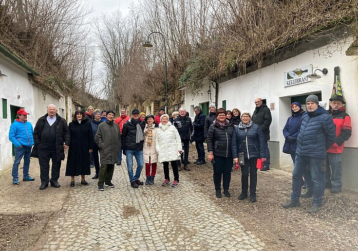 Eine Gästegruppe wandert mit Familie Neustifter durch die Kellergasse Radyweg in Poysdorf zu Silvester.