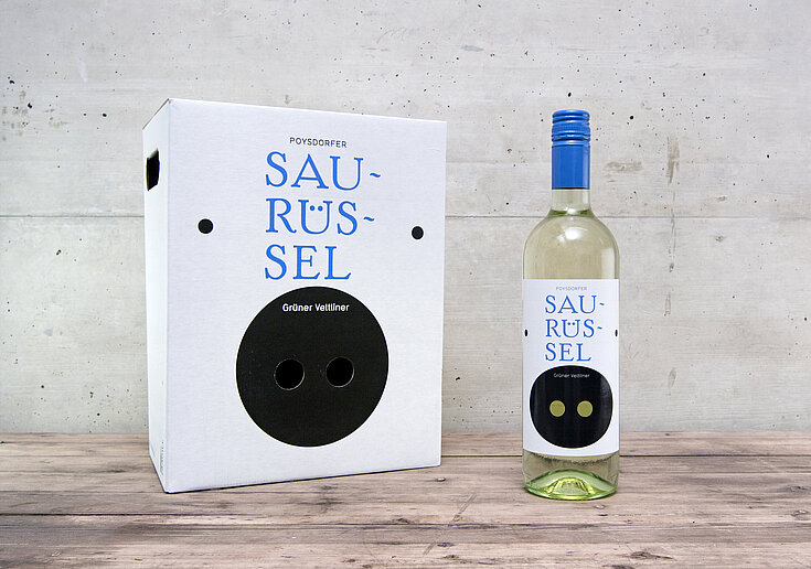 Ein Karton Poysdorfer Saurüssel und eine Flasche Poysdorfer Saurüssel