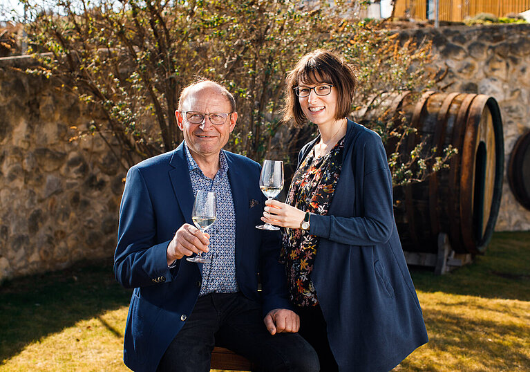 Karl und Monika Neustifter Karl und Monika Neustifter mit einem Glas Wein in der Hand.