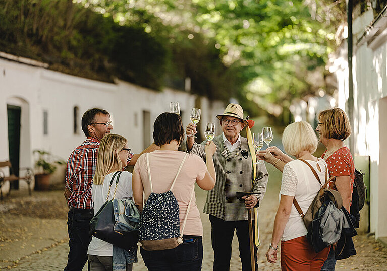 Kellergassenführer Reidlinger Kellergassenführer Reidlinger führt eine Gruppe Touristen durch die Poysdorfer Kellergassen.