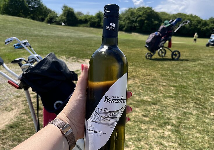 Eine Flasche Neustifter Wein bei dem Golfturnier am Golfplatz Poysdorf