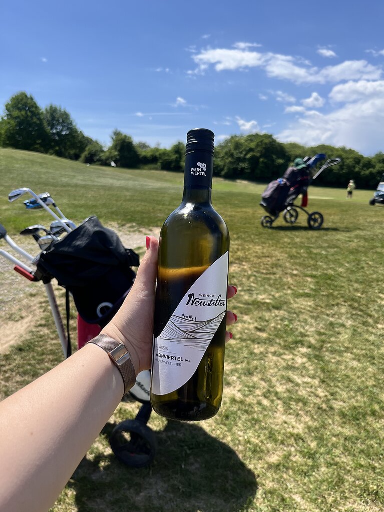 Eine Flasche Neustifter Wein bei dem Golfturnier am Golfplatz Poysdorf