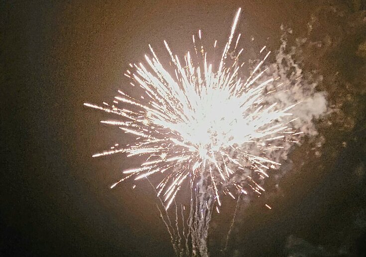 Ober dem Wein.Hotel Neustifter explodiert ein Feuerwerk. Es wird der Jahreswechsel gefeiert.