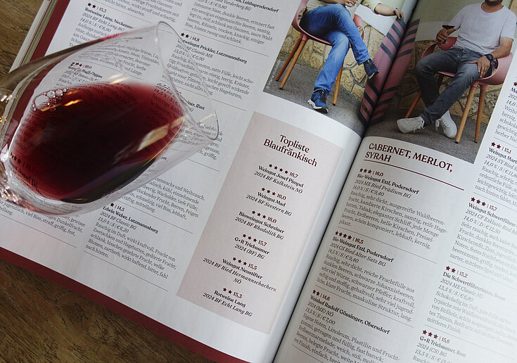 Magazin "Vinaria" mit einem Glas BIO Blaufränkisch Exklusiv vom Weingut Neustifter