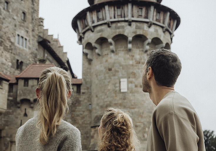 Eine Familie mit Blick auf die Burg Kreuzenstein