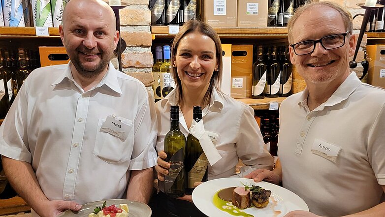 Das Service Team des Wein.Restaurant Neustifter steht beisammen.