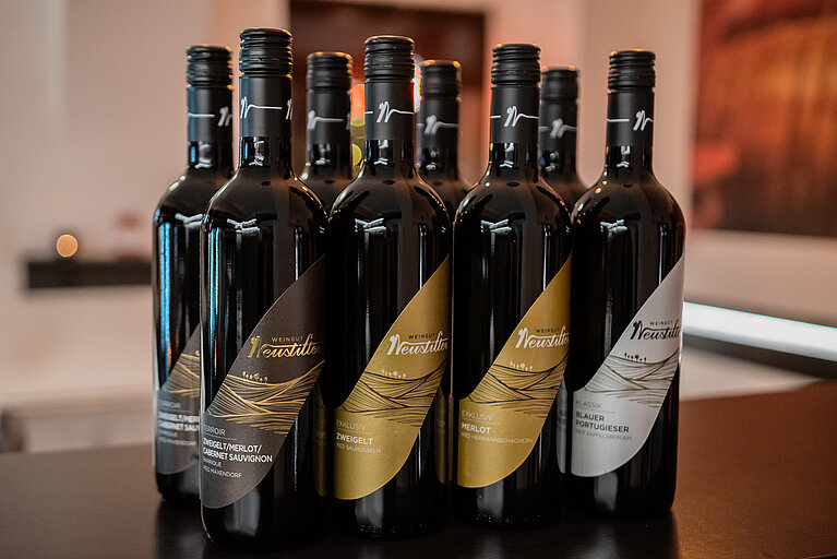 Mehrere Flaschen in der Reihe bei einer Verkostung