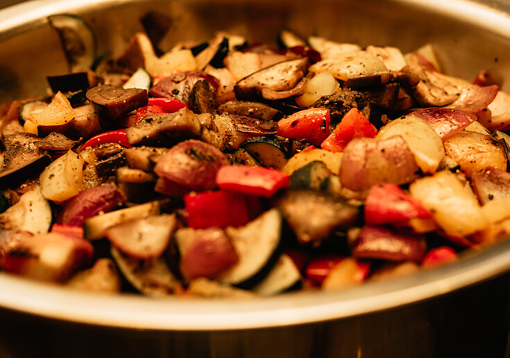 In dem großen WOK, sieht man verschiedenes Grillgemüse wie Zucchini, Paprika, Melanzani.