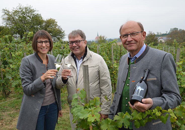 Monika und Karl Neustifter, sowie der Sohn des verstorbenen Künstlers Ranny stehen im Stockkultur Garten.