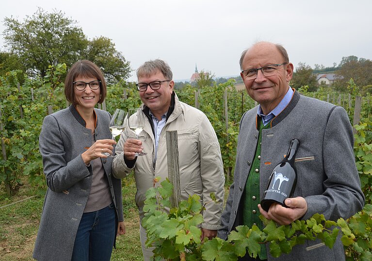 Monika & Karl Neustifter im Stockkulturkarten Monika und Karl Neustifter, sowie der Sohn des verstorbenen Künstlers Ranny stehen im Stockkultur Garten.