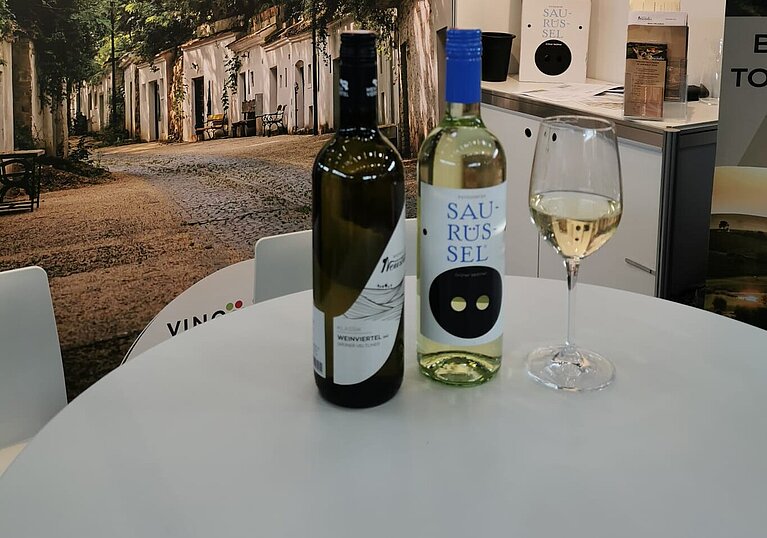 Zwei Flaschen Wein vom Weingut Neustifter, links Weinviertel DAC, rechts Poysdorfer Saurüssel, typische Weine aus der Region.