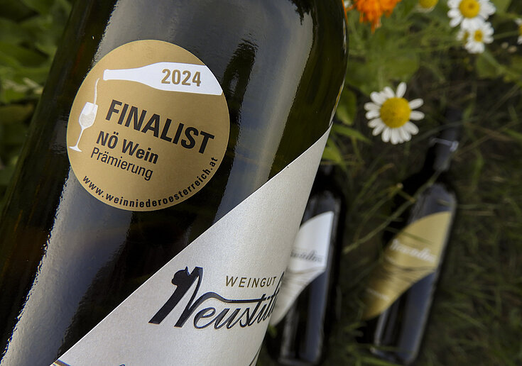 Eine Flasche Neustifter Wein mit einem Finalist NÖ Wein Sticker.