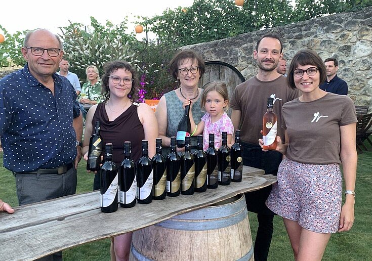 Die Familie Neustifter lud zur Weinparty ein: Karl Neustifter, Laura Neustifter, Brigitte Neustifter, Isabella Luckner, Roman Neustifter, Monika Neustifter.