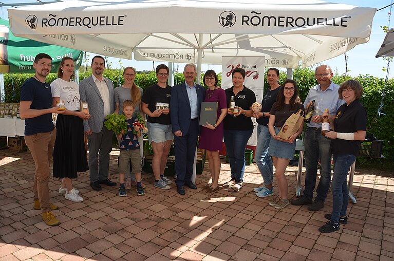Regionale Produzenten am Frühlingsmarkt im Wein.Restaurant Neustifter Regionale Produzenten und Lieferanten des Restaurants Neustifter präsentierten beim Frühlingsmarkt auf der Hotelterrasse ihre Produkte.