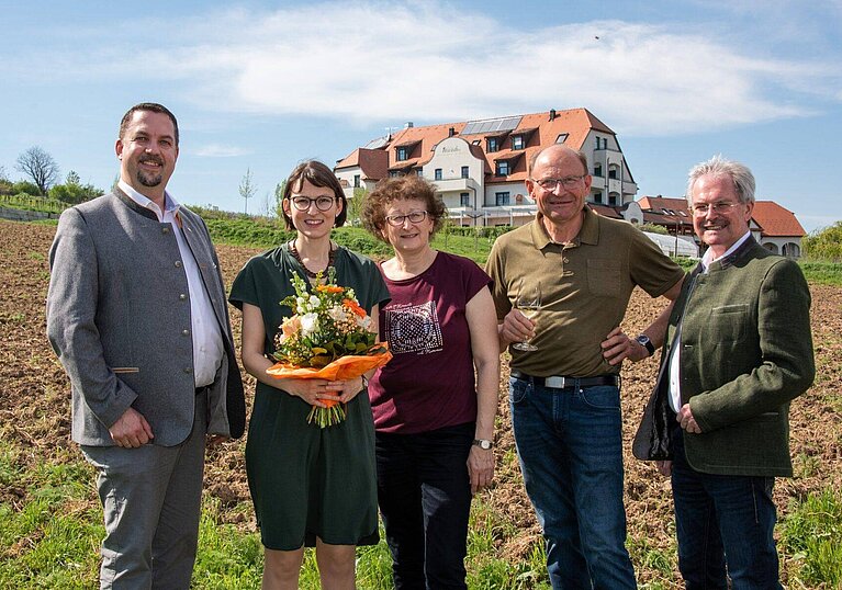 Neue Übernahme durch die Familie Neustifter Die Familie Neustifter betreibt seit fünf Jahren das Weinhotel und Restaurant Neustifter. Im Bild: David Jilli, Monika Neustifter, Brigitte Neustifter, Karl Neustifter, Karl Wilfing.