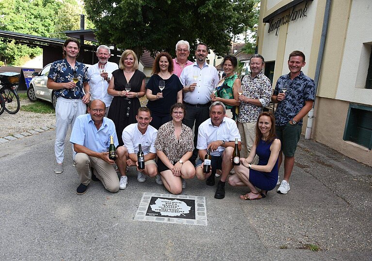Walk of Wine 2024 In der Poysdorfer Kellergstetten wurde am Walk of Wine die diesjährigen Stadtweinwinzer von Steinbau Felzl in Stein gemeißelt. Foto: Werner Kraus