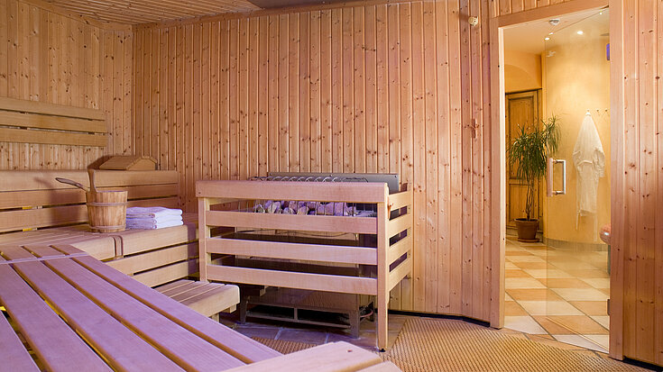 Das Bild zeigt den geräumigen Innenraum der hauseigenen Sauna.