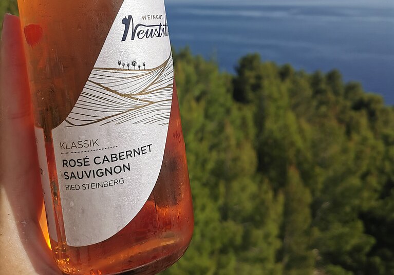 BIO Rosé Cabernet Sauvignon Der BIO Rosé Cabernet posiert gekühlt vor der kroatischen Küste.