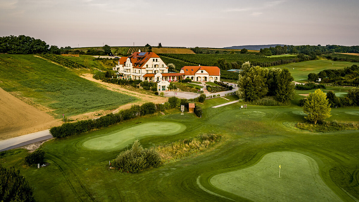 In der Ferne ist das Wein.Hotel Neustifter. Davor liegt der Golfplatz von Poysdorf.