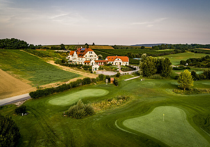 In der Ferne ist das Wein.Hotel Neustifter. Davor liegt der Golfplatz von Poysdorf.