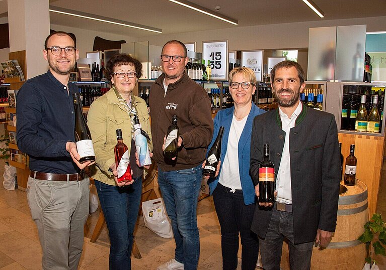 NÖN - NÖ Finalist 2024 Sechs Poysdorfer Weine schafften es in die Elite, zum Finalisten der Wein Niederösterreich. Im Bild: Markus Latschka, Brigitte Neustifter, Rene Willmann, Andrea Hirtl, Christoph Detz.