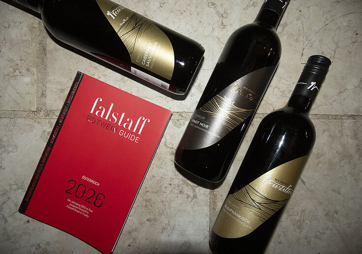 Falstaff Rotweinguide 2026 mit drei Rotweine vom Weingut Neustifter
