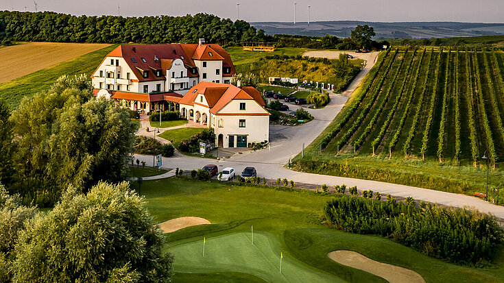 In der Ferne ist das Wein.Hotel Neustifter. Davor liegt der Golfplatz von Poysdorf.