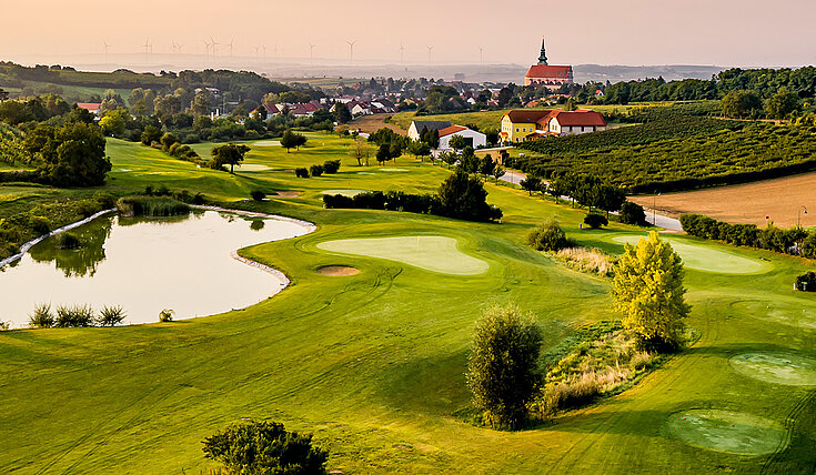 Ein Bild von oben vom Golfplatz Poysdorf. Im Hintergrund ist die Stadtpfarrkirche zu erkennen.