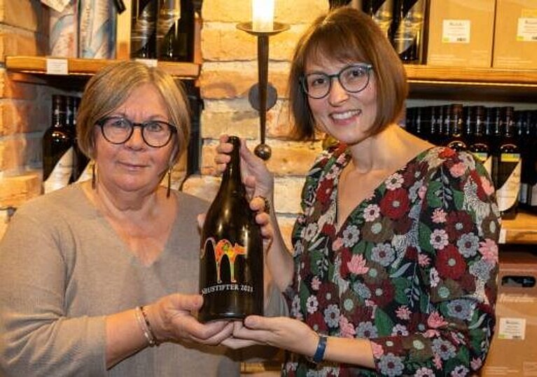 Monika Neustifter mit der Künstlerin Gabriela Waberer mit einer Flasche Neustifter Stockkultur 2021