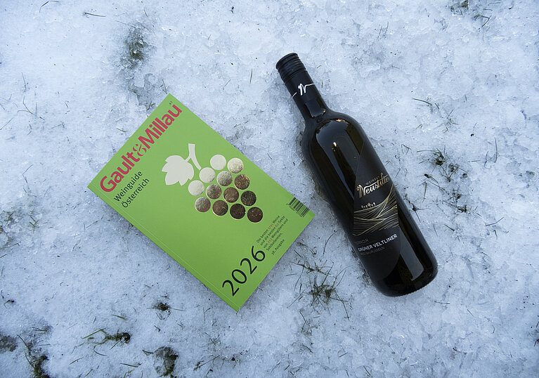 Gault&Millau Weinguide 2026 mit einer Flasche Grüner Veltliner Terroir vom Weingut Neustifter